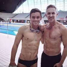 Olympic diving champion tom daley says he was knitting a dog sweater during women's final. Tom Daley May Have Found His Rio 2016 Diving Partner As Gary Lineker Takes A Dip With The Olympic Bronze Medallist Daily Mail Online