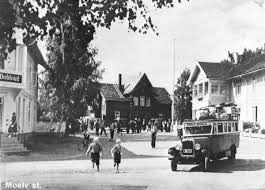 Politiet mener christian berg ble drept før den voldsomme brannen i moelv. Moelv Jernbanestasjon Storgata Moelv Sentrum Ca 1935 36 Grodtliens G M C Buss Moelv Skolla D 1012 Fullastet Med Bagasje Pa Veg Til Fjells Guttene Pa Bildet Er Syverin Ulven Og Johs Lokkesveen