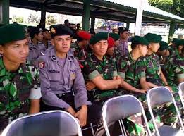 Polisi membenarkan kejadian baku hantam antara dua personel polantas dengan seorang anggota tni sebagaimana video yang beredar terjadi di . Tni Vs Polri Home Facebook