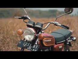 Ya sering bu iriana juga sering diboncengi dengan cb hitam itu kata jokowi sambil tertawa. Prewedding Dengan Tema Cb Dan C70 Klasik Youtube