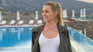 Η ταλαντούχα ηθοποιός που γνωρίσαμε μέσα από το αμάρτημα της. H Kaboyra Katebase To Leyko Mployzaki Ths Kai Mas Xazepse Me Ta Plastika Ths Nassosblog Gr