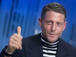 Lapo elkann was born on october 7, 1977 in new york city, new york, usa as lapo edovard elkann. Juve Lapo Elkann E Il Tweet Polemico Complimenti Ai 12 Giocatori Del Barca Corriere It