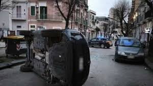 Foggia, Paura in via Manzoni, finisce contro due auto parcheggiate e si ribalta: a bordo due ragazze