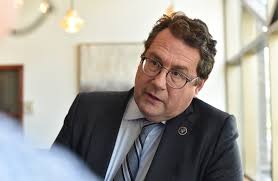 Drainville veut valoriser le travail de l'enseignant et du parent pour  l'avenir en éducation