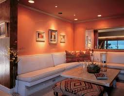 Colore Pareti Di Casa Abbinamenti Pareti Salmone Del Soggiorno Soggiorno Arancione Idee Di Interior Design Soggiorno Illuminazione Soggiorno