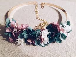 Collares de flores de tela ideales para verano, para realzar tus looks mas veraniegos y aporta una pincelada de color atu ropa. Cinturon De Flores Para Invitada Invitada Perfecta Boda Wedding Details Piezas Unicas Handmade Flores Cinturones De Flores Cinturones Collar De Flores