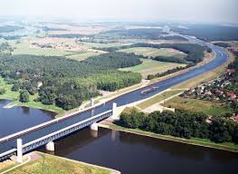 It was planned to be built in 1919, but at first there were world wars, and then the idea was postponed by the government of the gdr. Magdeburg Water Bridge Deskarati