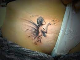 Motiv einer fee mit dem wesen eines elfen auf einer sehr komplizierten positiion weil es nicht eindeutig erkennbar ist ob hier ein gruss gezeigt frauen lieben kleine tattoos und die feen sind normalerweise klein, aber nicht zu klein, denn dann wäre es nicht mehr möglich details zu zeichnen. Pin Von Rose Sutra Auf Efle Feen Tattoo Bauch Tattoos Pixie Tattoo