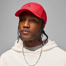 Donna Standard Rosso Cappelli. Nike IT