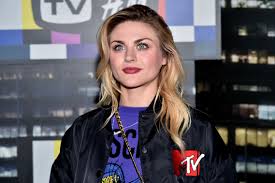 Frances bean has revealed her thoughts on a bizarre photo of herself with rupaul, dave groh and kurt. Frances Bean Cobain Sings A Very Sad Song And It Sure Sounds Like It S About Her Dad Etcanada Com