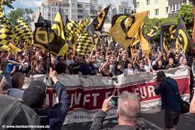 Als identitäre bewegung (auch identitäre generation, kurz identitäre oder ib) bezeichnen sich mehrere aktionistische, völkisch orientierte gruppierungen, die ihrem selbstverständnis nach einen sogenannten „ethnopluralismus vertreten. Nazigegner Blockieren Identitare