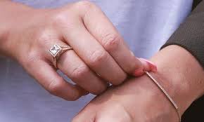 The item must be returned in new and unused condition. Was Ist Ein Tennisarmband Baunat