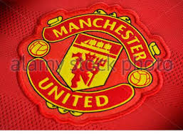 Edinson cavani inspires manchester united to come from two goals down and win at st mary's stadium. Manchester United Abzeichen Auf Einem Fussballtrikot Nahaufnahme Stockfotografie Alamy