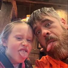 What are the best places to try unique style pizzas in St Louis and Detroit?