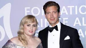 Jun 28, 2021 · für ihren neuen film senior year hat sich schauspielerin rebel wilson in einen knappen, pinken body geworfen. Rebel Wilson Die Schauspielerin Ist Wieder Solo Stern De