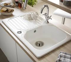Un Evier En Gres Blanc Pour Un Effet Rustique Cuisine Blanche Et Bois Evier Cuisine Leroy Merlin