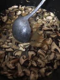 Taburkan cili merah dan daun bawang. Cara Buat Sup Cendawan Yang Sedap Dan Menyelerakan