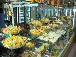 Struffoli are neapolitan fried dough balls which, by tradition, are dipped in honey are sprinkled with candied orange rinds and cinnamon. Struffoli Traditionelles Weihnachtsgeback Aus Neapel Aus Teigkugeln Mit Honig