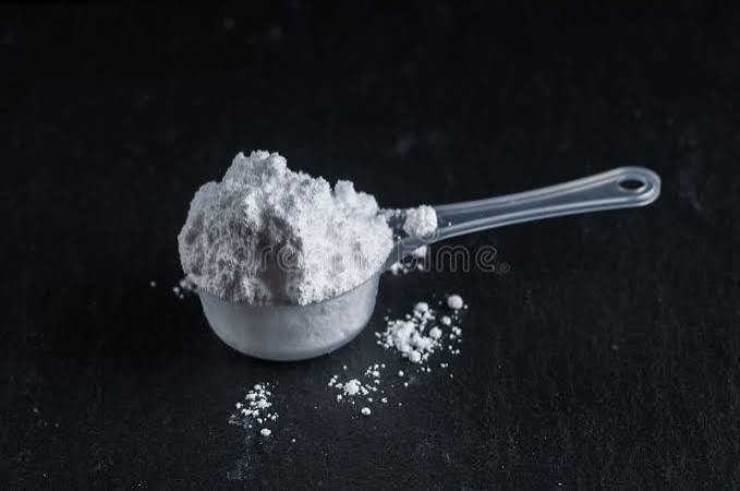 Biały Proszek Do żywienia Sportowego. Rozpuszczalna Kreatyna W Miarce, Aby Zwiększyć Wytrzymałość I Siłę Sportowca. Na Szarym, Kam Obraz Stock - Image of siła, kamień: 164105047