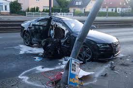 Vergleichen sie die aktuellen immobilienpreise und die preisentwicklung für wohnungen und häuser in berlin und seinen stadtteilen. Berlin Marzahn Audi A7 Rammt Mit Hoher Geschwindigkeit Strassenlaterne Spreepicture