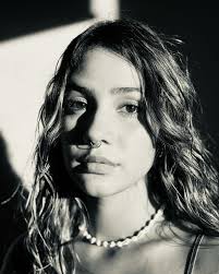 Sarah Holmes's Instagram, Twitter & Facebook