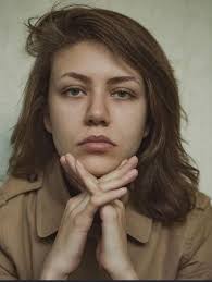 ما يراه البشر : فتاة جميلة حقا ! ما يراه الأطباء : clubbing Grade 2 (parrot  peak)