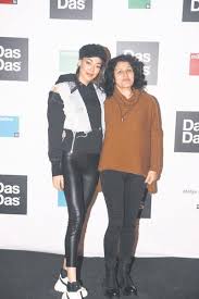 Güzel oyuncu dilan çiçek deniz, 1995 yılının 28 şubat' ında dünyaya gelmiştir. Dilan Cicek Deniz Annesi Hale Temizyurek E Marmaris Ten Ev Aliyor Takvim