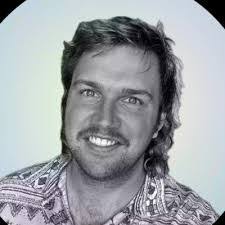 Kelly Linz's Instagram, Twitter & Facebook