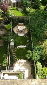 Decora Tu Patio Interior Y Exterior Con Estas Ideas Con Decora Estas Exterior Ideas Interio Townhouse Garden Circular Garden Design Small Garden Design