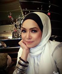 Video pelawak popular, lan pet pet memukul seorang lelaki dipercayai penghantar makanan menarik perhatian warganet selepas tular di media sosial sejak malam tadi. Perghhh Wajah Isteri Lan Pet Pet Dan Anak Perempuannya Yang Cantik Dan Comel Didedahkan Kalah Neelofa 19 Gambar Rotikaya Malaysia
