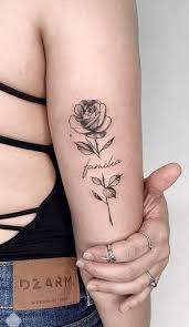 Tatto Rose Rosa Delicada Braco Escrita Familia Tatuagem Frases Para Tatuagem Feminina Tatuagens Aleatorias Por ser uma regiao pequena, e onde as. frases para tatuagem feminina