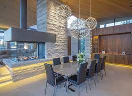 Arredamento Soggiorno Elegante E Raffinato Con Un Camino Moderno In Vetro Case Di Vetro Caminetto Moderno Design Case Moderne