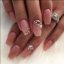Uña estileto, una de las ultimas tendencias. Unas Acrilico Rosa Claro Con Pedreria Unas De Maquillaje Unas De Gel Cortas Unas De Brillo Dorado