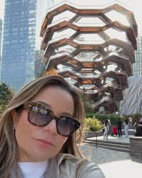 TBT 🤍 NY . O Vessel está no complexo de Hudson Yards que abriga mais de  100 lojas, restaurantes, escritórios, instituições culturais, praças  públicas e residências. . Uma escada em espiral que