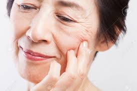 しわを心配するシニア女性の写真素材・画像素材 Image 51458090 さん