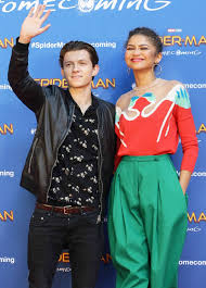 Zendaya y tom holland al parecer sí son pareja, así lo dejaron ver unas imágenes en las que aparecen dándose un apasionado beso mientras estaban dentro de un automóvil en los ángeles. Pin On Couples Families