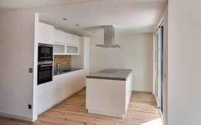 Moderne Kuche Und Heller Parkettboden Moderne Kuche Kuche Fliesen Kuche