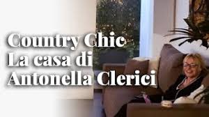 Il porticato esterno è in legno, materiale scelto probabilmente per non stonare con gli elementi che circondano la villa. Country Fuori Mano E Chic La Casa Di Antonella Clerici Youtube