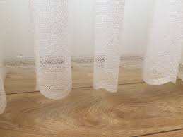 Doku ve görünüm açısından çok şık ve doğal olan çuval kumaşını hiç dikmeden yapıştırarak veya perde mandallarıyla tutturarak harika bir görüntü. Yeni Evime Kisa Gelen Perdeler Icin Ne Yapabilirim Ev Gezmesi