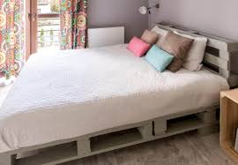 Tipps Fur Ein Besseres Wohnraumgefuhl Im Schlafzimmer Palettenbett Haus Deko Bett