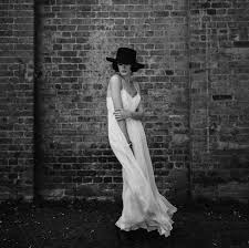 Brautkleider online bestellen second hand kleider markt große auswahl umfassende.die kollektion vereint dabei tradition und moderne und bietet qualitativ hochwertige brautmode für. Hochzeitskleider Brautkleider Schlicht Modern Maleana