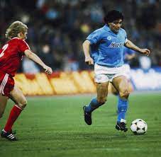 Das teilte sotheby's am mittwoch mit. Verliebt In Diego Maradona Vor 30 Jahren Spielte Er Die Bayern Nieder Welt