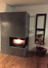 Die Letzten Handgriffe Nach Dem Aufstellen Der Beton Kaminofen Verkleidung Nonnast Raum Beton Design Kamin Kaminverkleidung Verkleidung