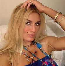 May 30, 2021 · magazin dünyasında bir dönemin aranan isimleri arasında yer alan tuğba özay, uzun zaman sonra bu sefer de yeni imajıyla gündeme geldi.manken ve modelliğin yanı sıra şarkıcılık ve oyunculuğa merak salan özay, iki alanda yaptığı başarılı işlerin ardından bir süre gözlerden uzak kalmıştı. Beni De Olmasa Taniyamayacaktik Manken Tugba Ozay Imaj Yeniledi Bambaska Biri Oldu Galeri Magazin