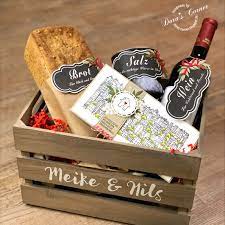 Ein geschenkkorb mit pasta und tomatensoße für den einzug in die studentenbude auch. Geschenk Zur Einweihung Etiketten Freebie Diy Geschenke Einzug Geschenke Geschenke Zur Einweihung