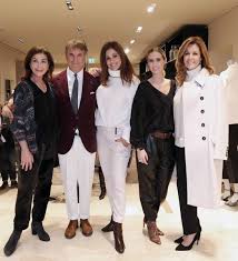 Cashmere knitted top for women from brunello cucinelli in light grey. Brunello Cucinelli Eroffnungs Feier In Munchen Im November 2019