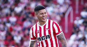 El defensor central de los diablos rojos abandonó el terreno de juego en camilla. La Pandemia Trunco El Sueno De Estudiantes Y Marcos Rojo Mundo D