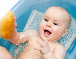 Eine babybadewanne oder ein badeeimer ist nach einer geburt ganz wichtig für das baby, damit es eine babybadewanne ist nichts anderes als eine wanne im kleinformat, die in der regel aus stabilem. Babys Baden Babypflege