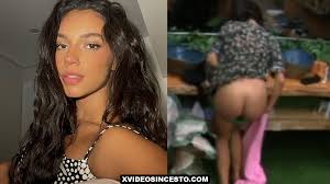 Alane Dias sem roupa, exibindo o bundão no BBB