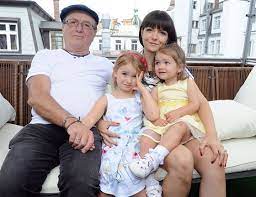 Rodina milionáře a kamaráda zpěváka petra jandy, roberta h., kterého ubodala dvojice zakuklenců v červnu v újezdu nad lesy. Petr Janda Vyvedl Celou Rodinu Sam Si Dopral Masaz Obliceje Idnes Cz